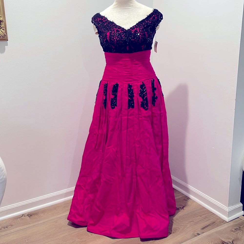 Fuchsia 100% silk Chris Kole evening Gown, 10, NWT.